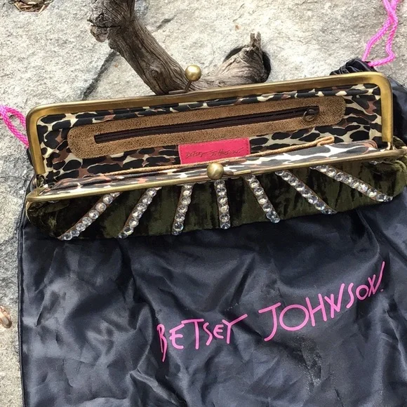 💋Exquisite💚green velvet & rhinestones💎clutch by Betsey Johnson - Picture 11 of 14